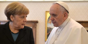 Angela Merkel schaut böse nach links zum Papst