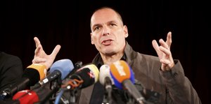 Gianis Varoufakis bei der Pressekonferenz in der Berliner Volksbühne.