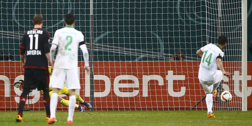 Claudio Pizarro schießt unten rechts ein