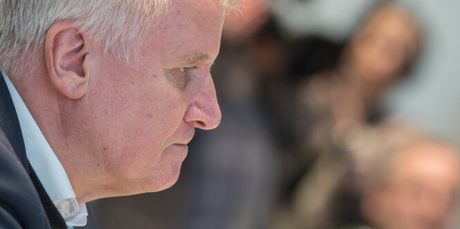 Horst Seehofer mit nachdenklichem Gesichtsausdruck