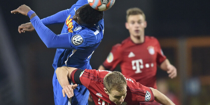 Zwei Spieler des FC Bayern und einer des VfL Bochum