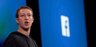 Facebook-Chef Mark Zuckerberg mit offenem Mund auf einer Pressekonferenz