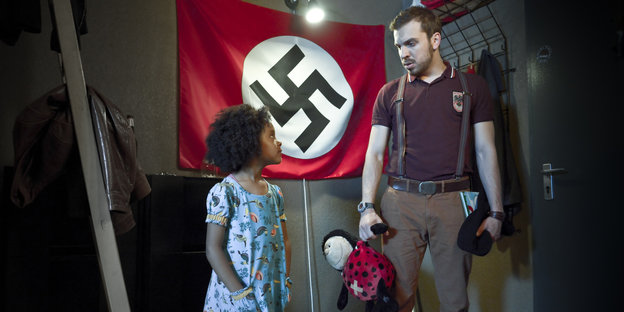Ein Mädchen schaut ihren Nazi-Vater an