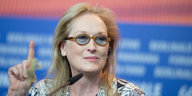 Meryl Streep hebt den Zeigefinger