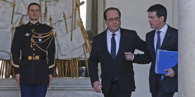 Ein Wachmann, Präsident Hollande und Premierminister Valls