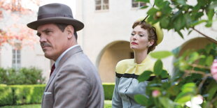 Josh Brolin und Tilda Swinton in einer Szene des Films "Hail, Caesar!"