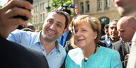 Angela Merkel lässt sich für ein Selfie mit einem Flüchtling fotografieren