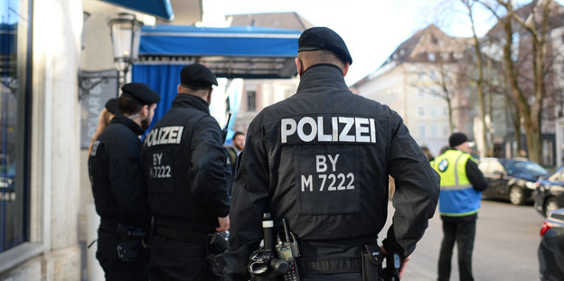 Polizisten vor einem Hotel in München, in dem die Sicherheitskonferenz stattfindet