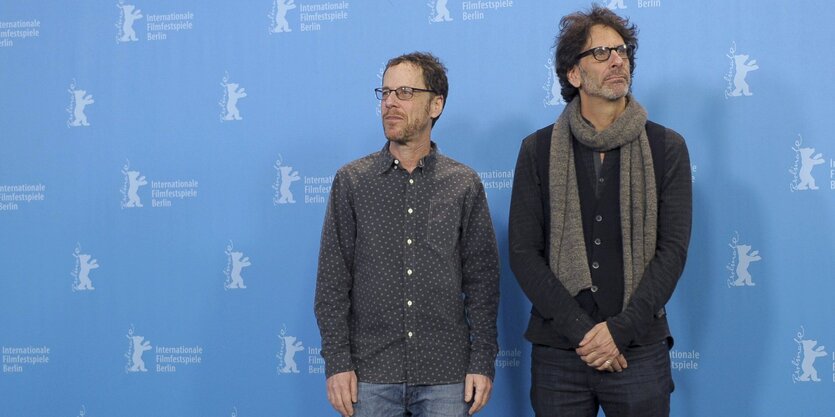 Die Coen-Brüder vor einer Berlinale-Wand