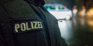 Polizeischild auf dem Oberarm eines Polizisten