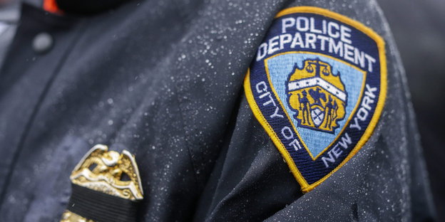 Großaufnahme eines New Yorker Polizeiwappens auf der Schulter eines Polizisten