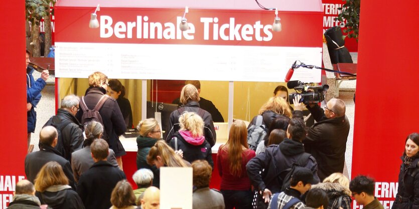 Getummel an der Schlange vor dem Akkreditierungsschalter der Berlinale