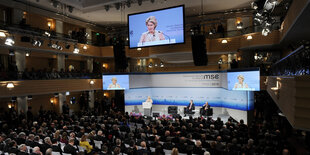 Von der Leyen vor großem Publikum