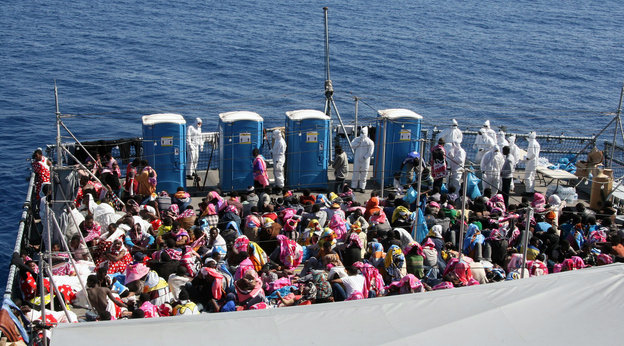 Viele Menschen sitzen auf dem Deck eines Schiffes.