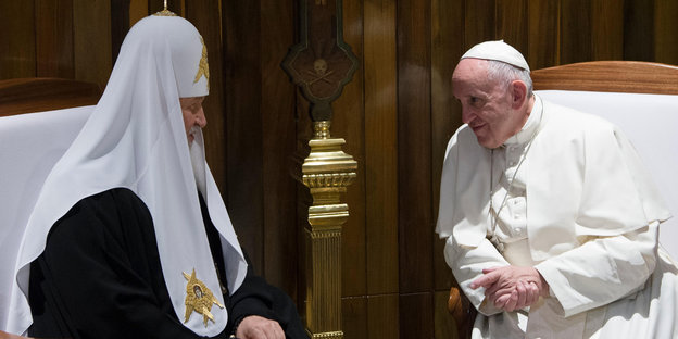 Papst Franziskus und Patriarch Kyrill, sitzend und einander zugewandt.