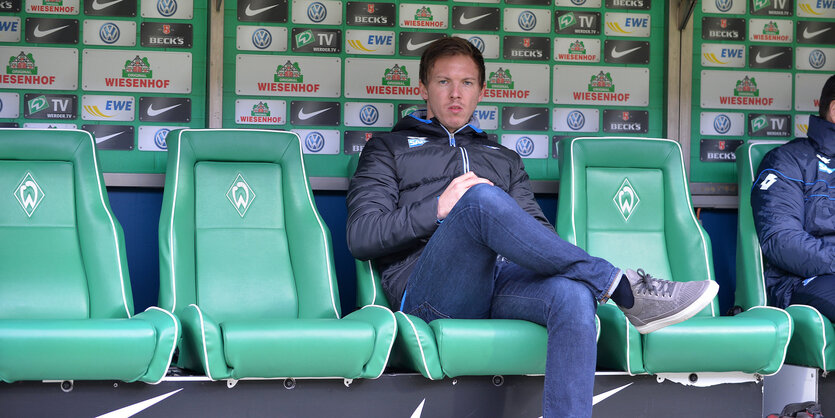 Julian Nagelsmann sitzt auf der Trainerbank.