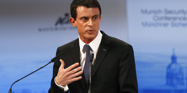 Manuel Valls steht vor einem Mikrofon und gestikuliert