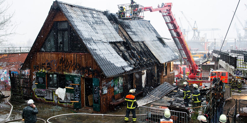 Die Feuerwehr macht sich mit einem Hebekran am Dach des Clubgebäudes zu schaffen. Es schneit.