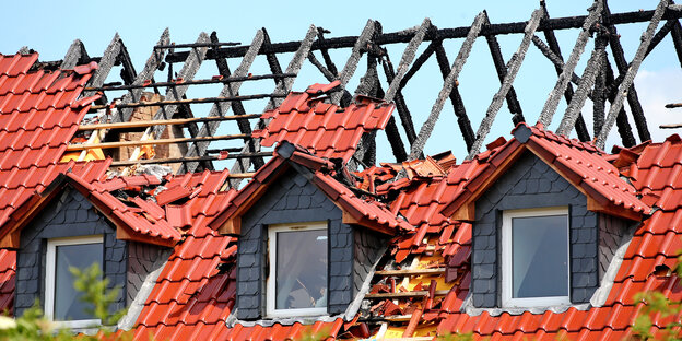 Der vom Feuer stark beschädigte Dachstuhl der geplanten Asylunterkunft in Tröglitz.