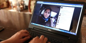 Ein Bildschrim zeigt ein Facebookfoto von einer Frau mit Kopftuch