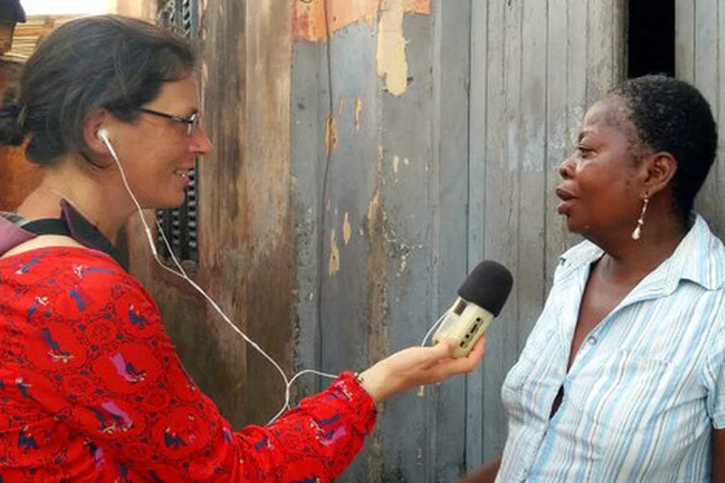 Afrika-Korrespondentin Katrin Gänsler bei einem Interview